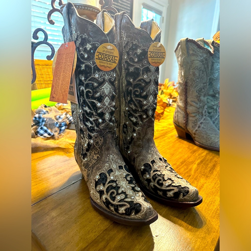 Beautiful Boots still w tags. Corral size 7